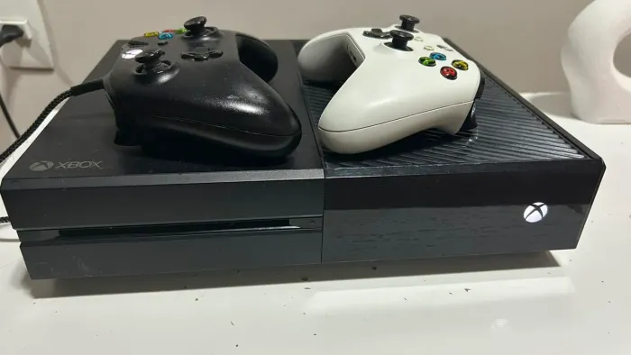 Xbox one fat muito novo na caixa c/ 2 controles