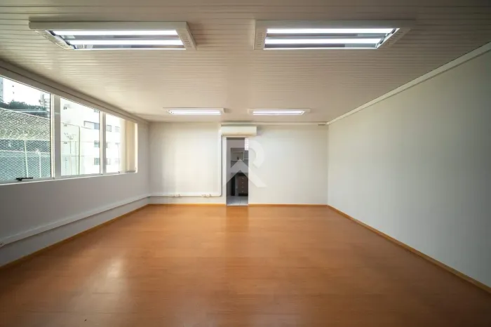 Sala comercial com excelente localização, 1 vaga, 55 m² para locação Mossunguê Curitiba/