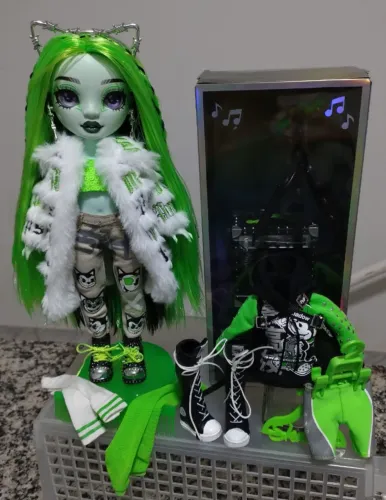 Boneca Rainbow High Shadow high Harley. Leia descrição
