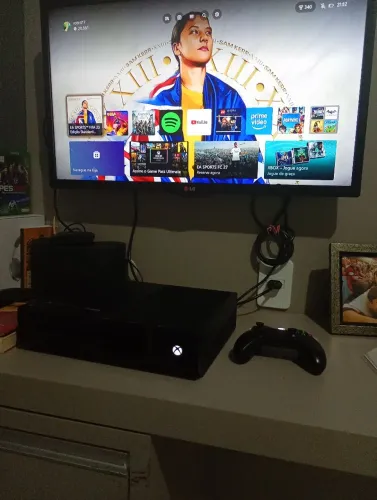 X box One Fat + Controle, funcionando muito bem, estou vendendo para desapego...