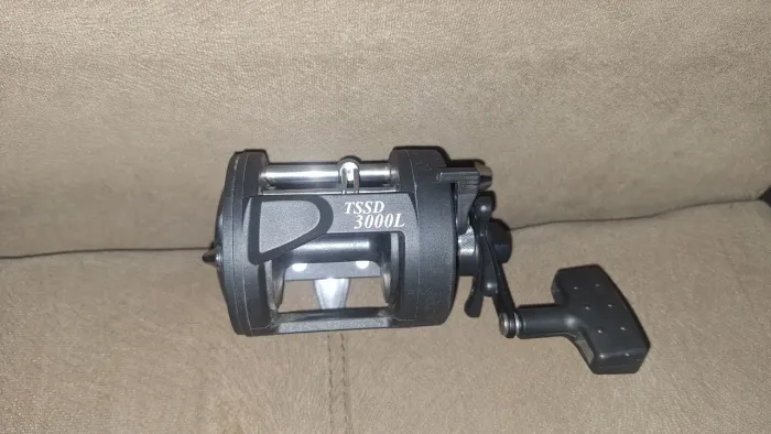 Carretilha de pesca perfil alto.