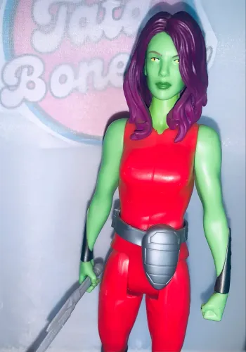 Boneca Gamora c/ espada hasbro 30 cm usada - guardiões da galáxia