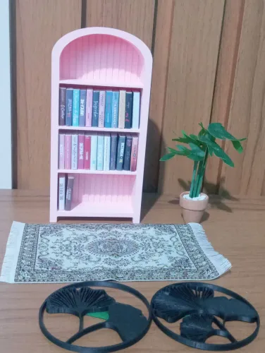 Mini estante com livrinhos e acessórios para casa das bonecas
