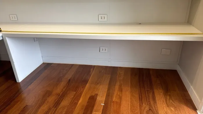 Mesa com rodinhas e bancada