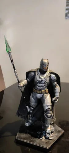Estátua Battle Damaged Armored Batman 1/10 Art Scale Iron Studios