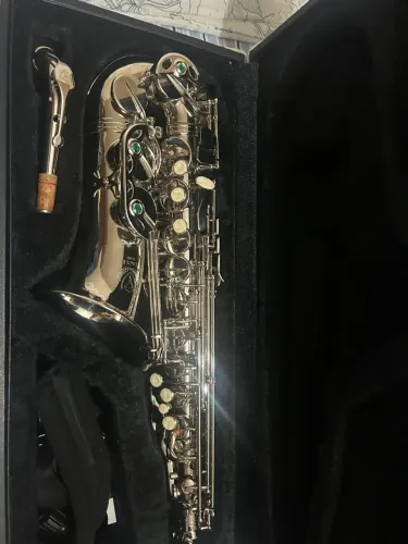 Vendo instrumento Sax Eagle novo, em ótimo estado.