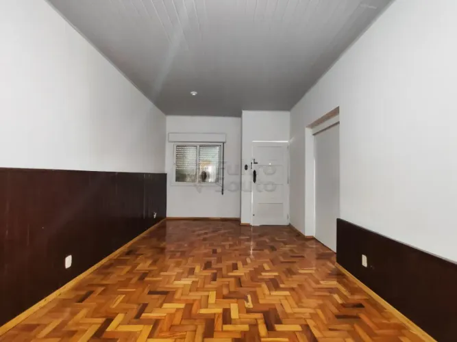Casa ampla e muito bem localizada, com excelente potencial para moradia ou para investir.
