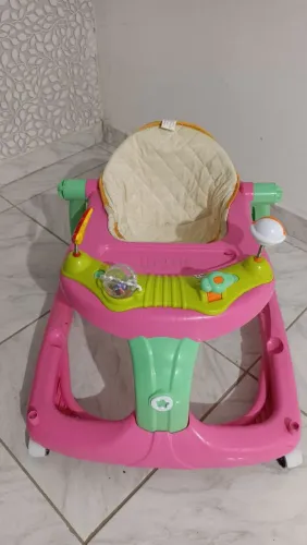 Andador feminino com regulagem de altura bem novinho