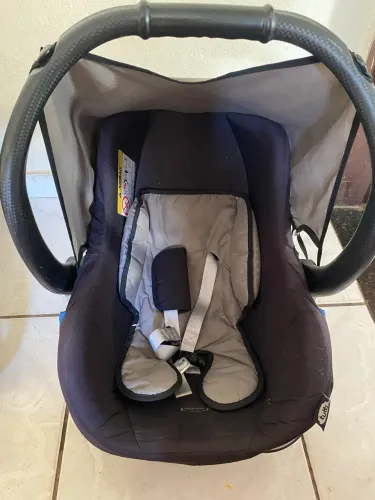 Bebê conforto e kit de berço