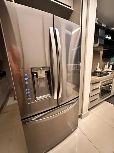 Geladeira LG French Door Grande com 2 Portas de Gelo e Água, Ótimo Estado.