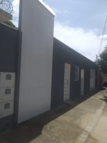 Aluga-se casa no centro