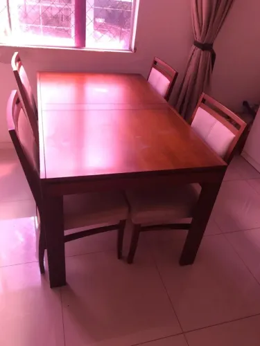 Mesa de madeira + quatro cadeiras