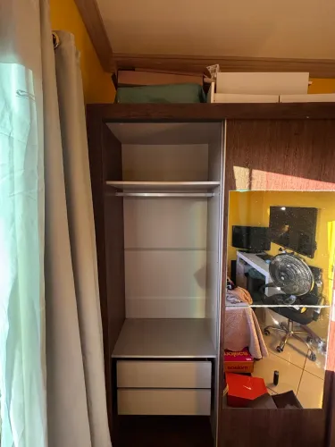 Vendo guarda-roupa 2 portas de correr, sendo uma com espelho grande.