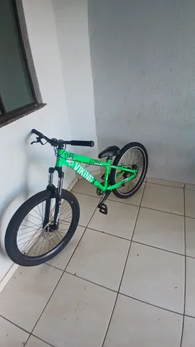 Bike viking tuff 25 verde, pneu kenda flame nos 2, aro dianteiro vmax, suspensão absolut