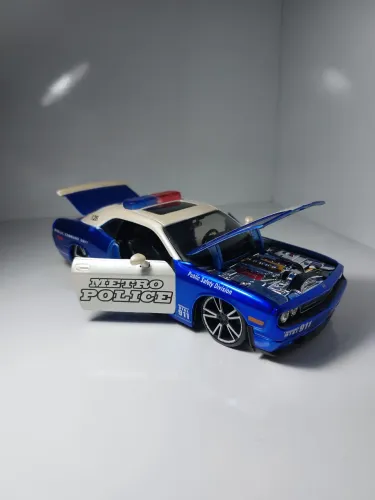MINIATURA DODGE CHALLENGER R/T (METRO POLICE) TUNADO - MAISTO 1:24 - EXCELENTE ESTADO