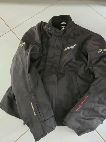 Jaqueta motoqueira feminina