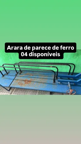 Arara de parede de ferro