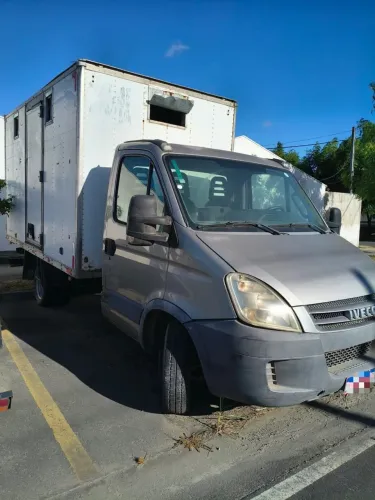 Caminhão Baú Iveco 2011