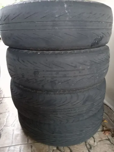 Pneu 185 / 65 R15 88T usado original 
