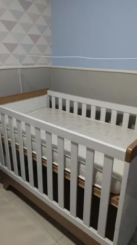 Berço Infantil Moderno (Branco com Madeira) + Colchão e Kit Berço - Muito Conservado!