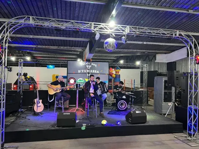 Alugo palco,som e iluminação.