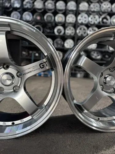 Rodas aro 18 Advan GT prata
