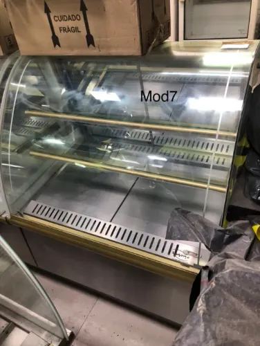 VITRINE EXPOSITORA mod7 REFRIGERADA COM DIVISÓRIAS VIDRO CURVO