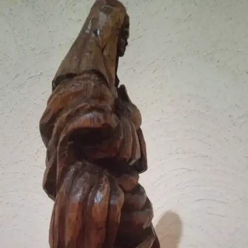 Escultura antiga em madeira maciça