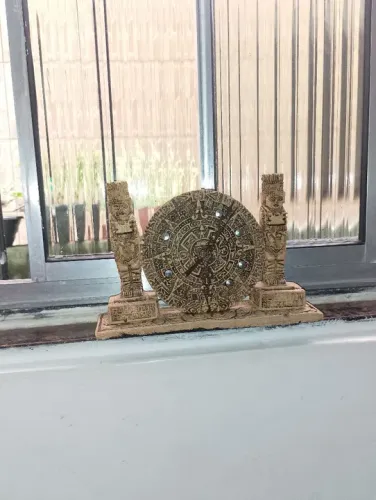 Vendo esse relógio egípcio feito de um material muito semelhante a pedra
