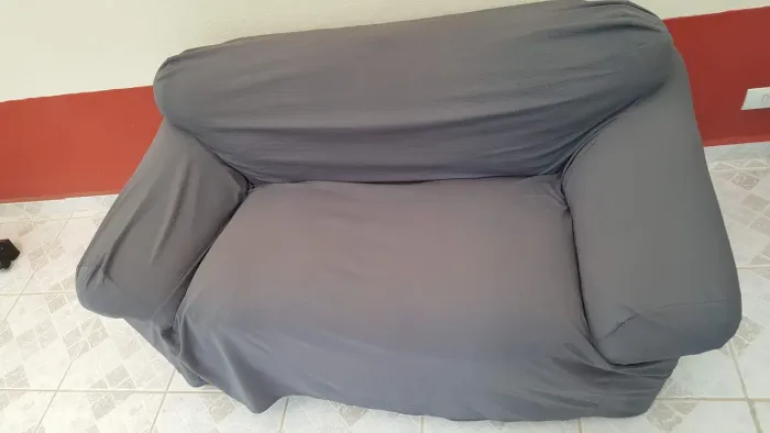 Sofa 2 lugares couro com capa inclusa. Baixou o preço