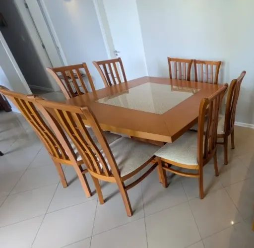 Mesa de jantar quadrada usada com 8 cadeiras em madeira maciça - Oportunidade!!