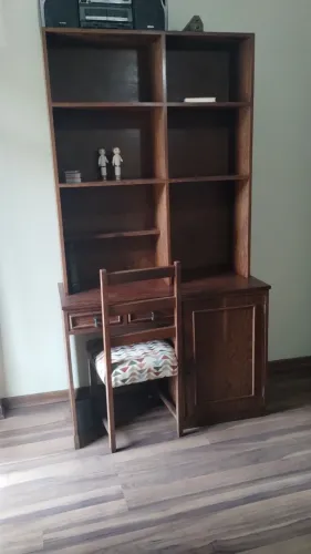 Estante em madeira de lei com cadeira