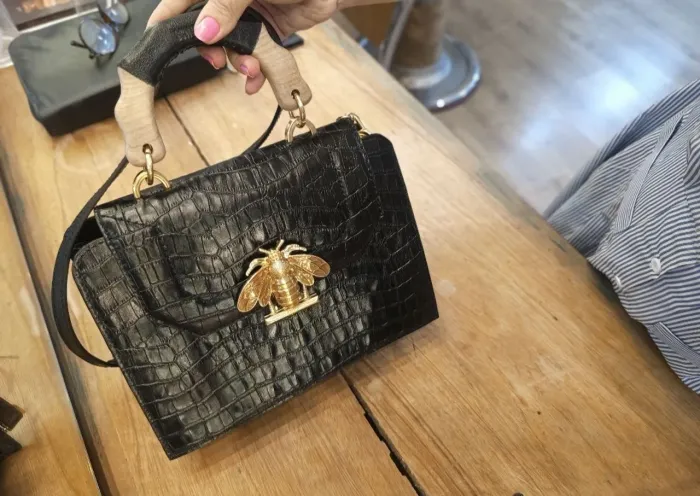 Bolsa Schutz Abelha Média Só Hoje esse preço 