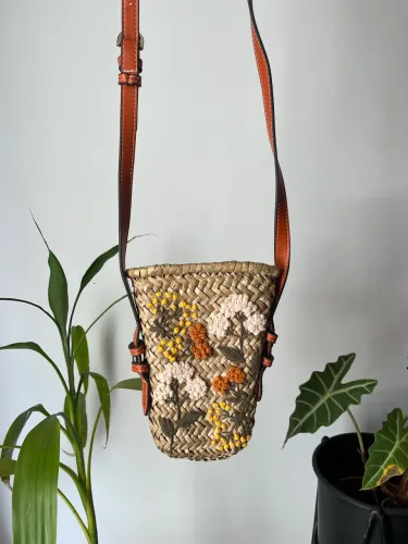 Bolsinha em palha bordada