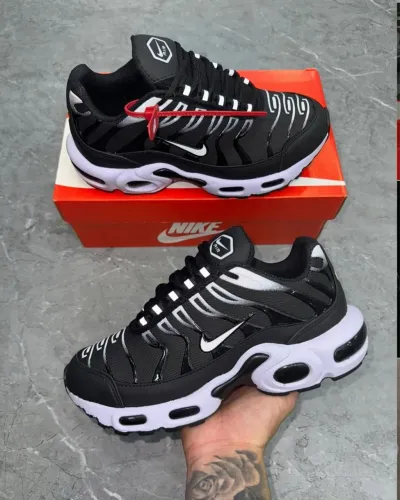 Tênis Air Max Plus TN - Preto e Branco verde e azul entregamos 