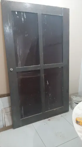 Porta de madeira e vidro