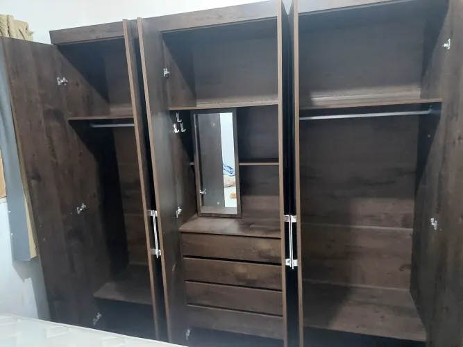 Guarda-roupa casal com medições. Altura: 2,18. Profundidade: 45cm. Largura 1,08m