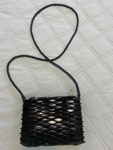 Bolsa artesanal em losangos de madeira 