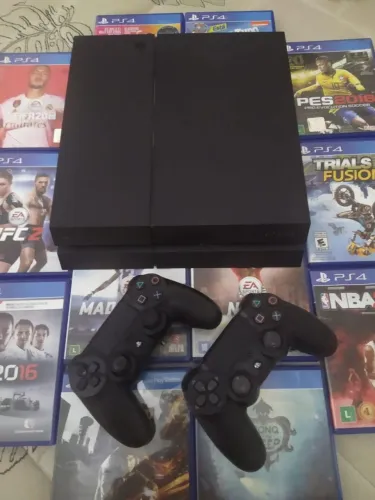 Playstation 4 na caixa+ 2 controles 