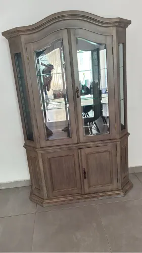 Cristaleira de madeira e vidro