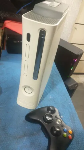 Xbox 360 rgh  já vai com HD 500 gigas com 227  direto pelo HD com 3 meses de garantia