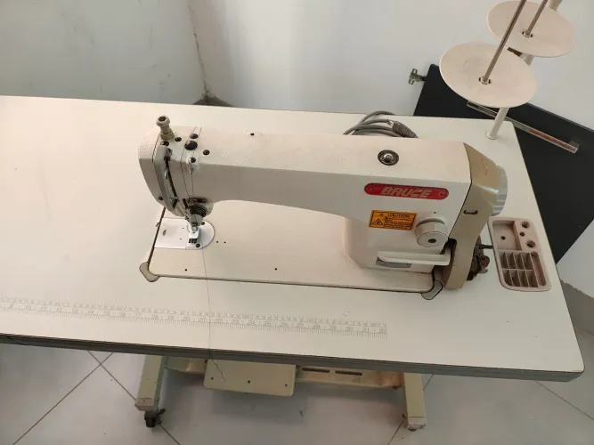 máquina de costura Bruce reta semi industrial