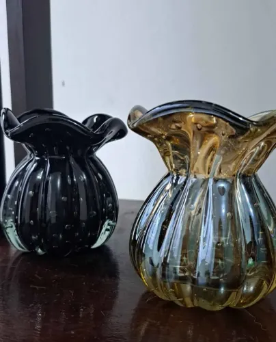 Vasos decorativos em murano preto e âmbar para decorar a casa sofisticados e elegantes