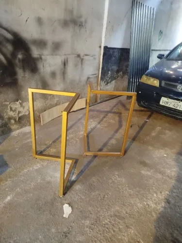 Bases de mesa em metal dourado
