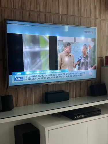 Vendo televisão com defeito