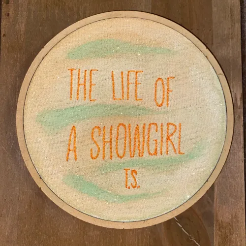 Quadro Bordado The Life of a Showgirl - Taylor Swift 16cm