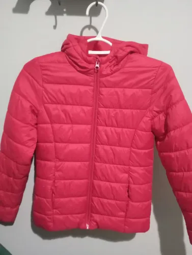 Jaqueta Vermelha com Capuz - Perfeita para o Inverno!