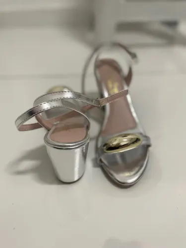 Salto Prata com Detalhe Dourado