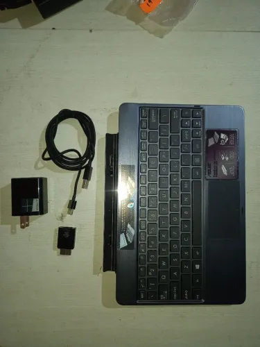 Asus Transformers - Teclado e carregador com cabo 