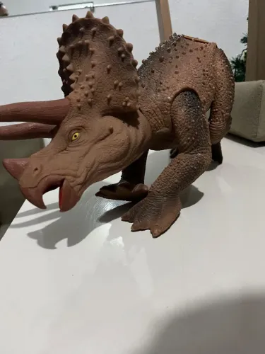 Dinossauro Tricerátops de borracha grande